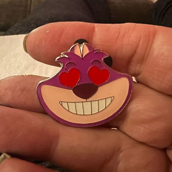 Disney 2015 Emoji Blitz Cheshire Cat Heart Eyes Alice in Wonderland Pin - Picture 5 of 5
